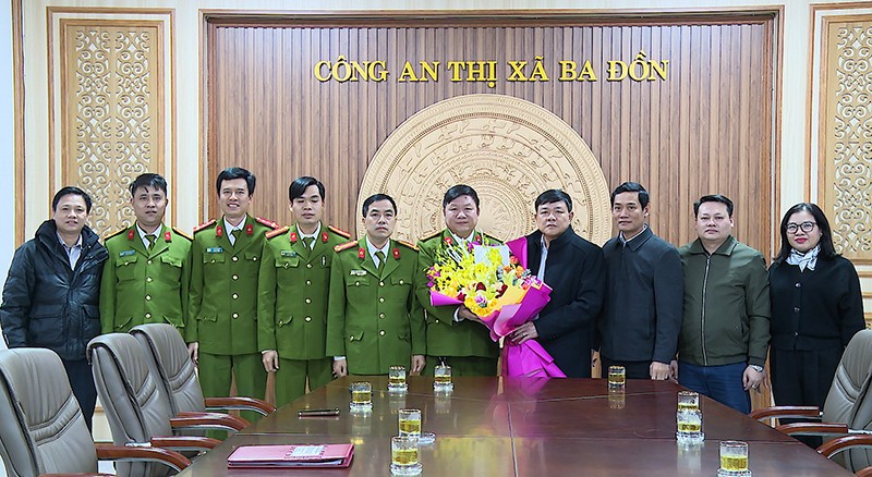 Lãnh đạo UBND thị xã Ba Đồn khen thưởng lực lượng phá án.