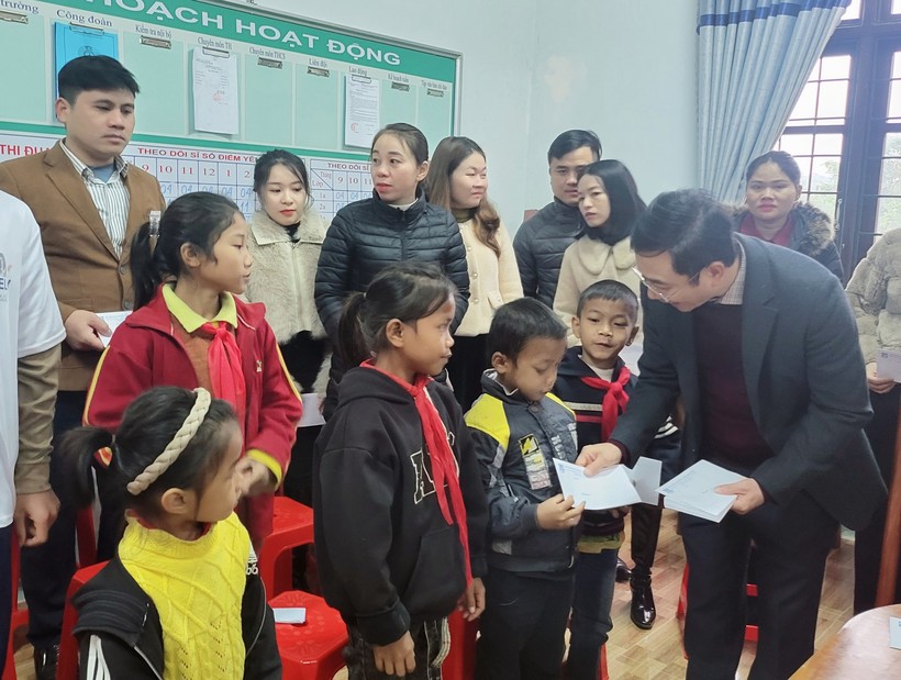 TS Đặng Ngọc Tuấn, Giám đốc Sở GD&ĐT Quảng Bình tặng quà đến học sinh.