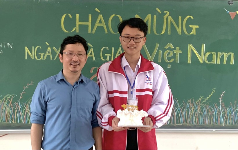 Em Lê Thiên Quân liên tục đạt giải HSG quốc gia 3 năm THPT với thầy chủ nhiệm Hoàng Văn Diệu.