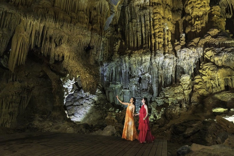 Động Tiên Sơn (thuộc Di sản thiên nhiên Thế giới Vườn Quốc gia Phong Nha-Kẻ Bàng), một trong những điểm du lịch hấp dẫn của hệ thống hang động tại Quảng Bình vừa khai thác trở lại.