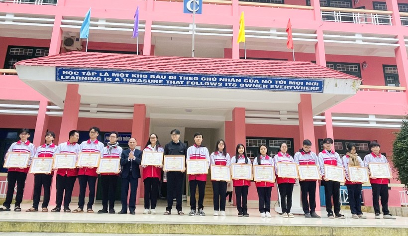 Thầy giáo Nguyễn Hoài Nam, Hiệu trưởng Trường THPT chuyên Lê Qúy Đôn khen thưởng các học sinh đạt thành tích.