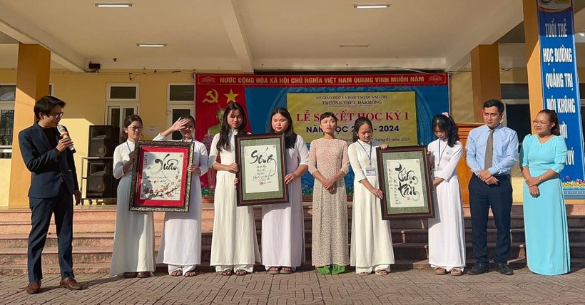 Thầy giáo Phan Hoàng Bách cũng viết tặng 3 bức thư pháp tặng Đoàn trường để bán đấu giá hỗ trợ học sinh.