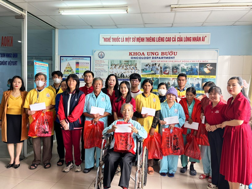 Cô và trò iSchool Quảng Trị trao quà cho bệnh nhân tại khoa Ung bướu, bệnh viện đa khoa tỉnh.