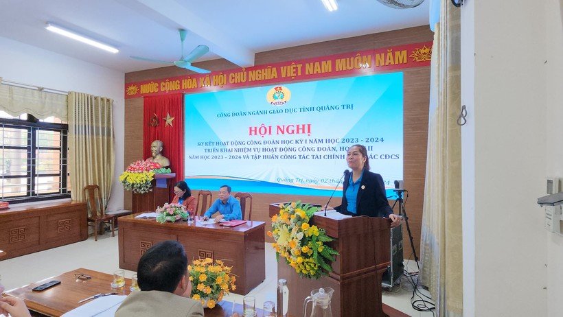 Bà Nguyễn Thị Thu Hà, Phó Chủ tịch Liên đoàn Lao động tỉnh Quảng Trị phát biểu tại hội nghị.