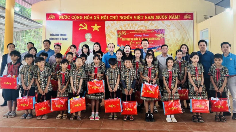 TS Lê Thị Hương, Giám đốc Sở GD&ĐT và công đoàn trao quà đến học sinh xã Vĩnh Khê.