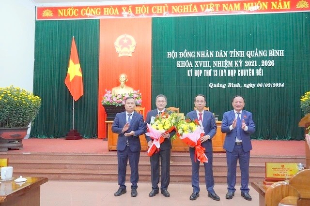 Ông Phan Phong Phú (thứ 2 bên trái) vừa được bầu giữ chức Phó Chủ tịch tỉnh Quảng Bình.