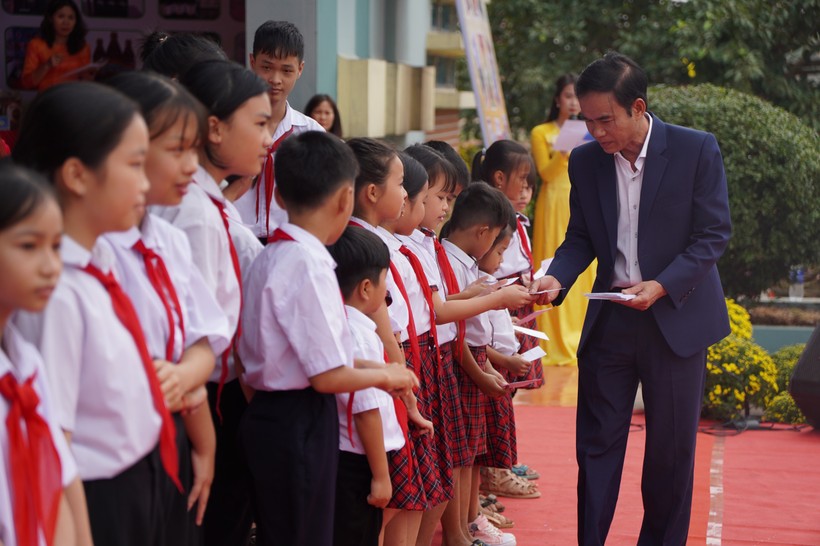 Ông Nguyễn Thanh Hùng, Giám đốc Công ty Thủy điện Quảng Trị trao học bổng đến học sinh Vĩnh Linh.