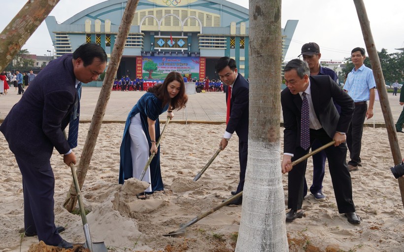 Lãnh đạo tỉnh Quảng Trị tham gia trồng cây đầu Xuân.
