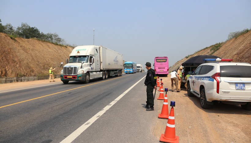 Lực lượng CSGT tuần tra, kiểm soát giao thông trên cao tốc Cam Lộ - La Sơn.