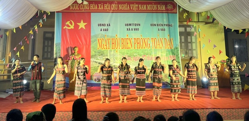 Đồng bào xã biên giới A Vao biểu diễn văn nghệ trong ngày hội "Biên phòng toàn dân".