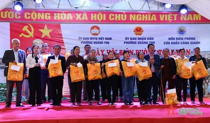 Lãnh đạo Ủy ban MTTQ Việt Nam tỉnh và Ban Dân vận Tỉnh ủy Quảng Bình trao quà tặng các gia đình khó khăn.