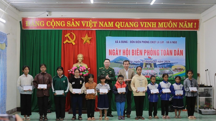 Đại tá Nguyễn Nam Trung, Chủ nhiệm Chính trị, Bộ chỉ huy BĐBP tỉnh Quảng Trị trao hỗ trợ các học sinh.
