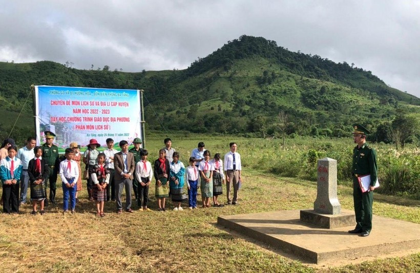 Tiết học biên giới do Đồn Biên phòng Ba Tầng phối hợp Phòng GD&ĐT huyện Hướng Hóa tổ chức ở cột mốc 616 biên giới Việt - Lào.