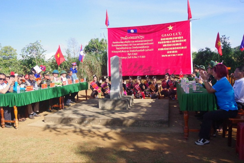 Đồn Biên phòng Hướng Lập (BĐBP Quảng Trị) phối hợp với Đại đội Biên phòng 321 (Bộ Chỉ huy quân sự tỉnh Savannakhet, Lào) tổ chức chương trình giao lưu tại cột mốc 591.