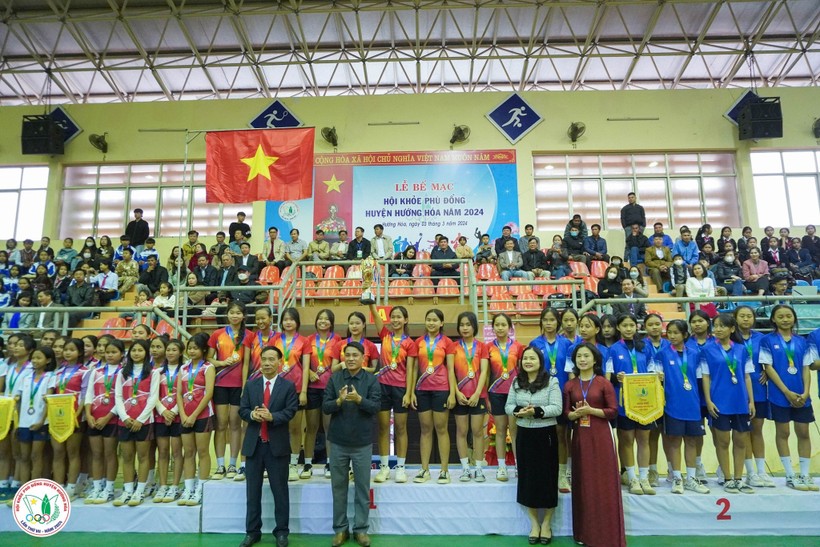 TS Lê Thị Hương, Giám đốc Sở GD&ĐT Quảng Trị trao thưởng thành tích thi đấu xuất sắc của học sinh tham gia HKPĐ huyện Hướng Hóa.