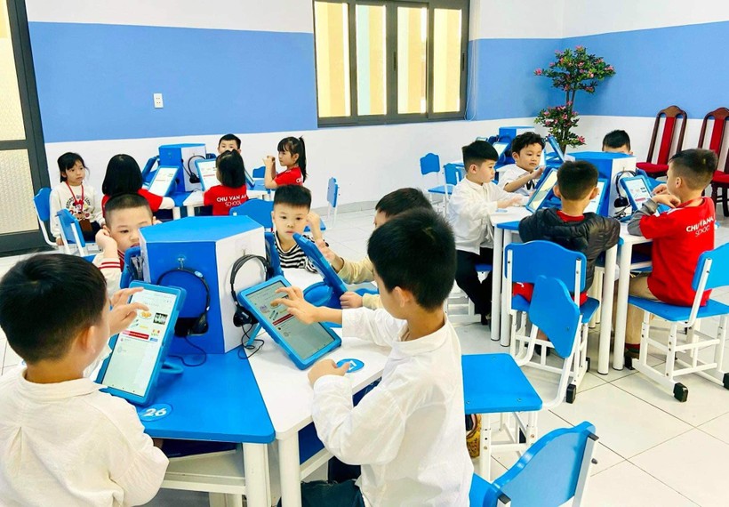 Học sinh sử dụng máy tính bảng để tương tác trực tiếp và trực tuyến tại lớp.