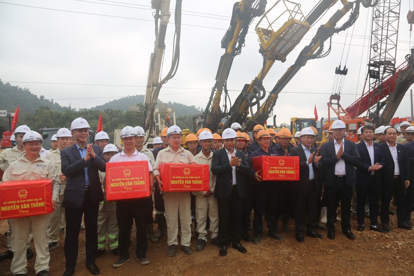 Bộ trưởng GTVT Nguyễn Văn Thắng và lãnh đạo tỉnh Quảng Bình tặng quà động viên công nhân thi công công trình.