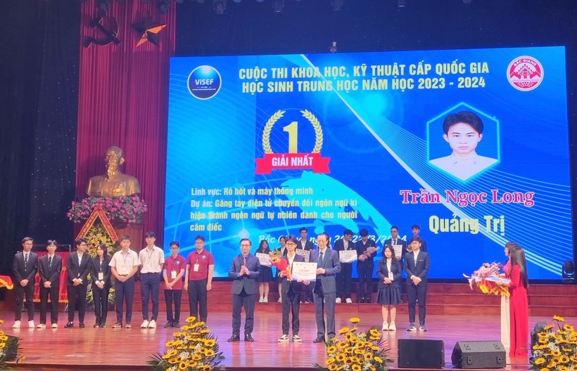 Dự án của em Trần Ngọc Long được trao giải nhất tại cuộc thi KHKT quốc gia.