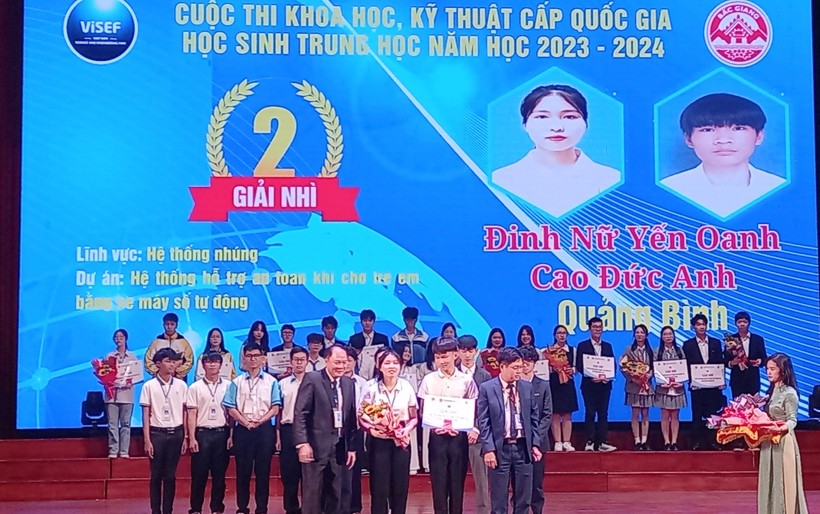 Hai học sinh của trường miền núi Quảng Bình tham gia cuộc thi và đạt giải Nhì. 