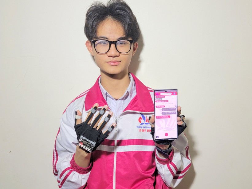 Dự án "Găng tay điện tử chuyển đổi ngôn ngữ ký hiệu thành ngôn ngữ tự nhiên dành cho người câm điếc" của em Trần Ngọc Long.