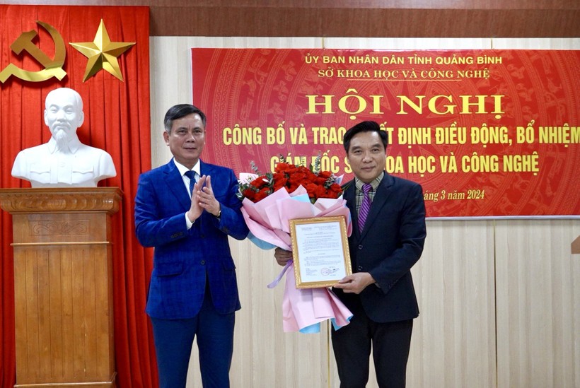 Chủ tịch UBND tỉnh Quảng Bình trao quyết định và chúc mừng Giám đốc Sở Khoa học và Công nghệ Nguyễn Trần Quang.