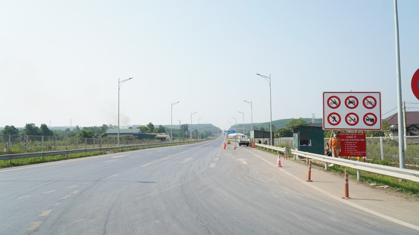 Ban Quản lý Dự án đường Hồ Chí Minh sẽ bổ sung biển báo cấm một số phương tiện chạy trên cao tốc Cam Lộ - La Sơn trước 4/4.