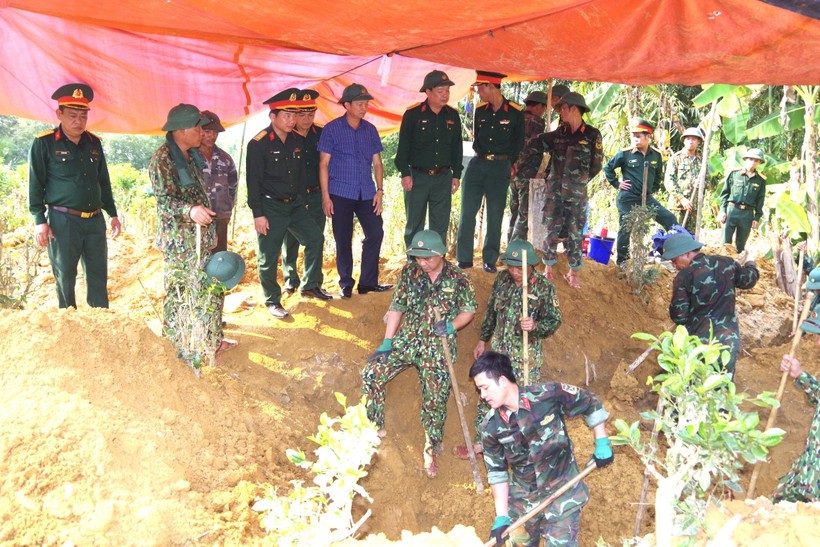 Lực lượng Đội 584 Bộ CHQS tỉnh Quảng Trị quy tập hài cốt liệt sĩ.