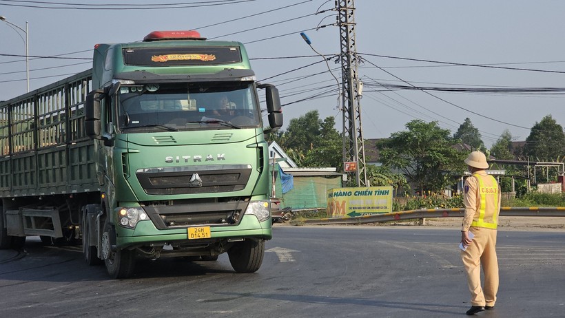 Cấm xe trọng tải lớn vào cao tốc Cam Lộ - La Sơn là 'đẩy rủi ro cho dân'