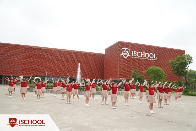 iSchool Quảng Trị có khuôn viên rộng gần 50.000 m2, không gian rộng rãi, thoáng mát; cơ sở vật chất đồng bộ, hiện đại. iSchool Quảng Trị