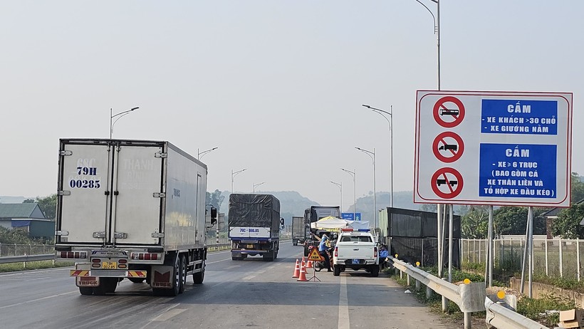 Biển báo cấm xe giường nằm, xe container được cắm đầu cao tốc Cam Lộ - La Sơn.