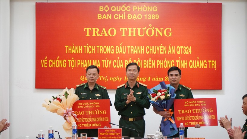 Thiếu tướng Nguyễn Thanh Huy, Cục trưởng Cục Điều tra hình sự, Phó Trưởng Ban Chỉ đạo 1389 Bộ Quốc phòng trao thưởng cho BĐBP tỉnh Quảng Trị. 