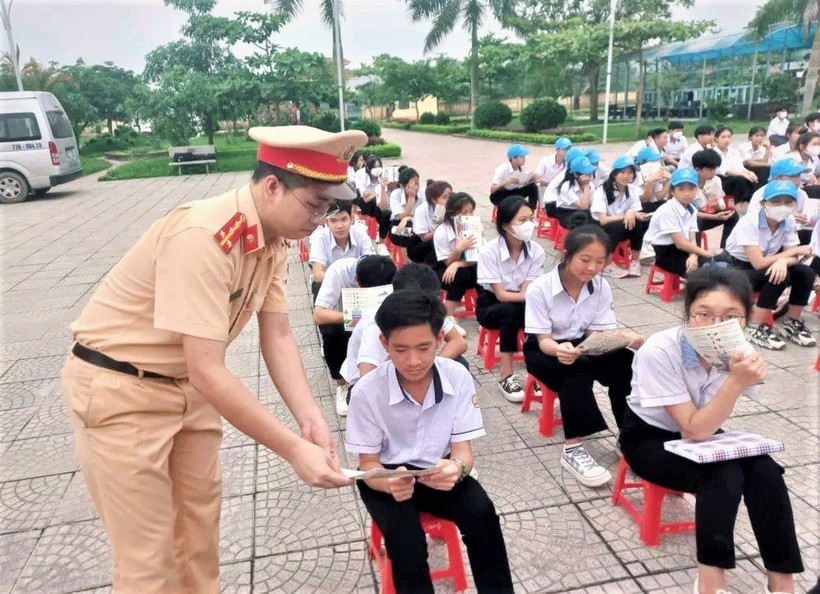 Công an tỉnh Quảng Bình tuyên truyền, phổ biến giáo dục pháp luật về trật tự an toàn giao thông tại trường học.