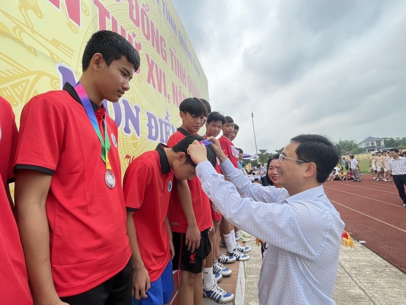 Ông Đặng Ngọc Tuấn, Giám đốc Sở GD&ĐT Quảng Bình trao giải cho những vận động viên xuất sắc đạt giải.
