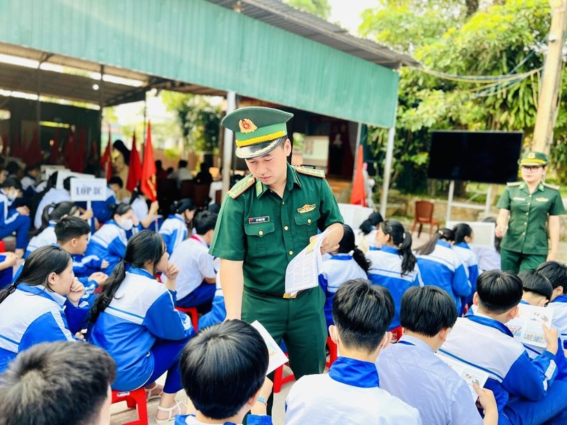 Đồn Biên phòng CKQT Lao Bảo phát tờ rơi đến học sinh về phòng, chống ma túy. Ảnh: Văn Sáu