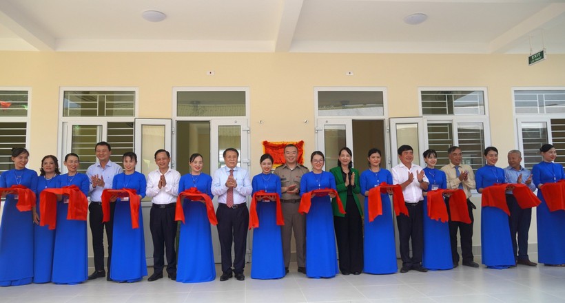 Đại diện các đơn vị cắt băng khánh thành công trình Trường Mầm non Triệu Thuận.