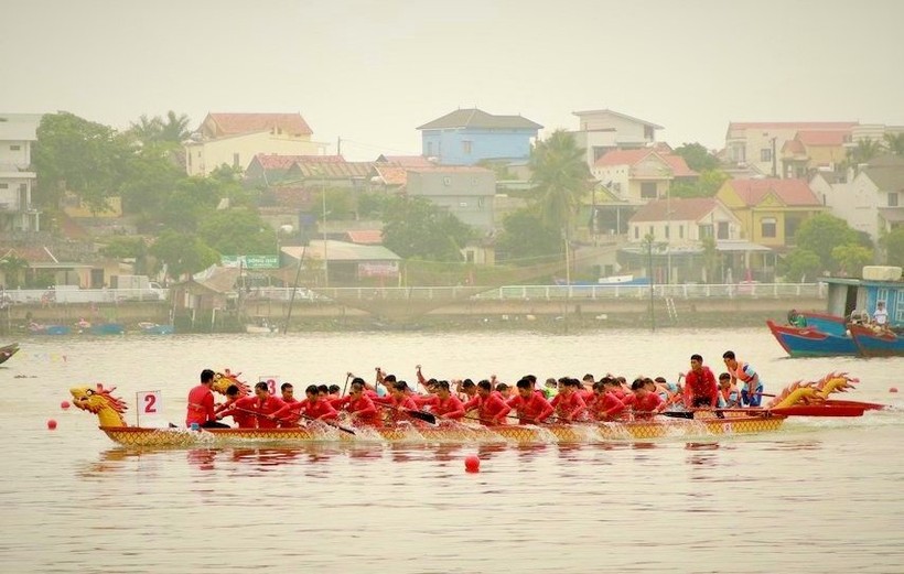 Giải đua năm nay được tổ chức trên sông Nhật Lệ (TP Đồng Hới, tỉnh Quảng Bình).