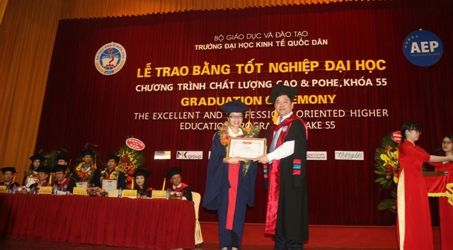 GS.TS Trần Thọ Đạt trao bằng khen cho sinh viên có thành tích tốt nghiệp loại xuất sắc