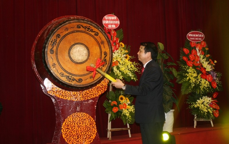 Thứ trưởng Bộ GD&ĐT Phạm Mạnh Hùng gióng hồi trống khai giảng năm học mới