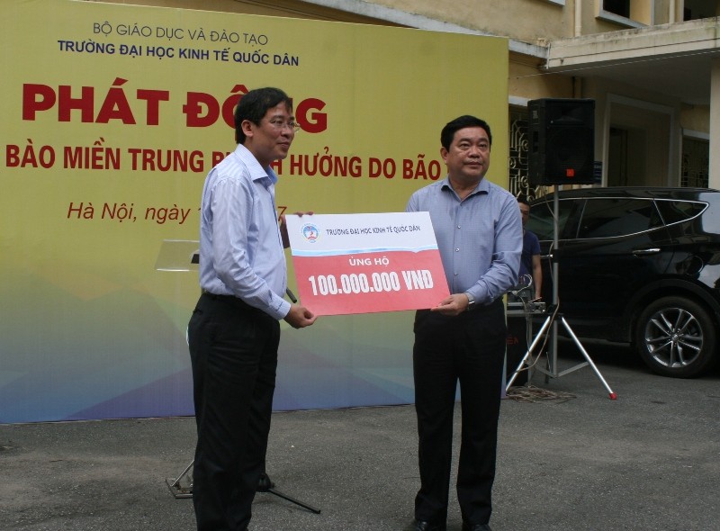 Hiệu trưởng Trần Thọ Đạt trao số tiền ủng hộ ban đầu của Trường ĐH KTQD tới Chủ tịch Công đoàn Giáo dục Việt Nam Vũ Minh Đức gửi tới vùng bão lũ.