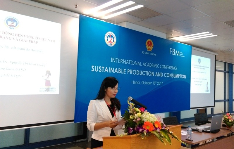 Phó hiệu trưởng Trần Thị Vân Hoa phát biểu đề dẫn hội thảo