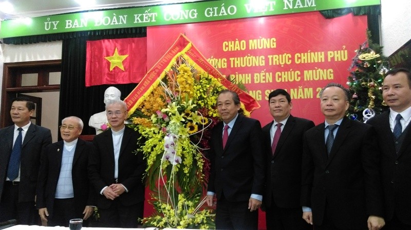 Phó Thủ tướng Trương Hoà Bình tặng hoa Uỷ ban Đoàn kết Công giáo Việt Nam nhân mùa giáng sinh 2017