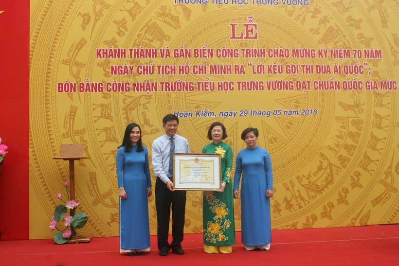 Phó giám đốc Sở GD&ĐT Hà Nội Phạm Xuân Tiến trao bằng công nhận Trường đạt Chuẩn quốc gia cho Ban giám hiệu nhà trường