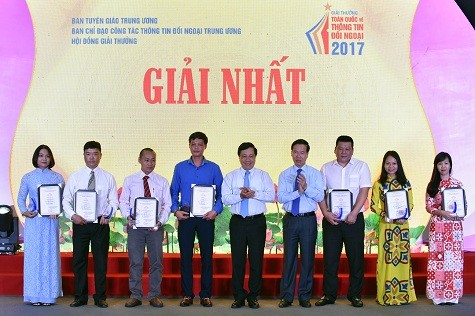 Ban Tổ chức trao giải Nhất cho các cá nhân đoạt giải