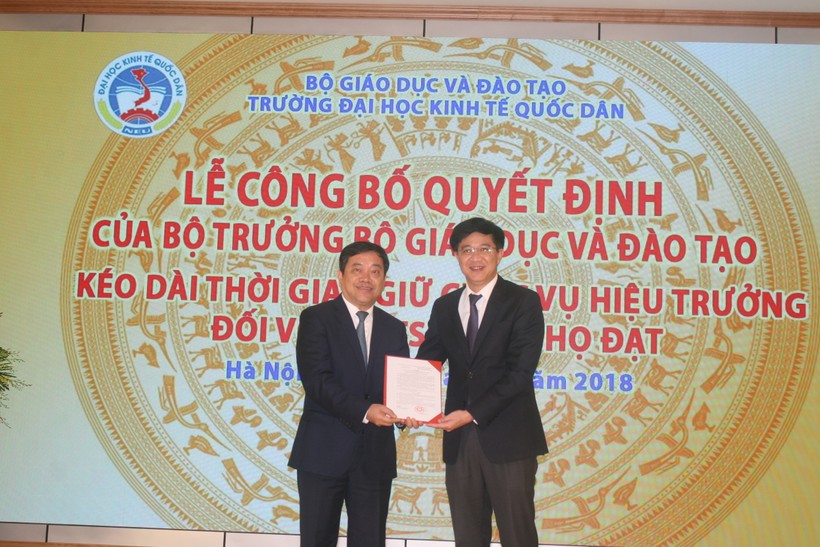 Vụ trưởng Vụ Tổ chức Cán bộ - TS Trịnh Xuân Hiếu –  trao quyết định cho GS.TS Trần Thọ Đạt (bên trái)
