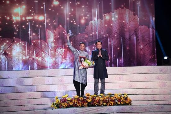 Tại Lễ hội Áo dài TP.HCM lần thứ 5 năm 2018, NTK Đỗ Trịnh Hoài Nam được vinh danh Nhà thiết kế Áo dài của năm như một ghi nhận xứng đáng dành cho những cống hiến và đóng góp to lớn của anh với văn hóa áo dài nói riêng và văn hóa truyền thống nói chung.