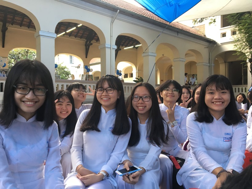 Học sinh trường THPT Lê Hồng Phong (TPHCM) hân hoan đón khai giảng 2018-2019. Ảnh: Phan Nga