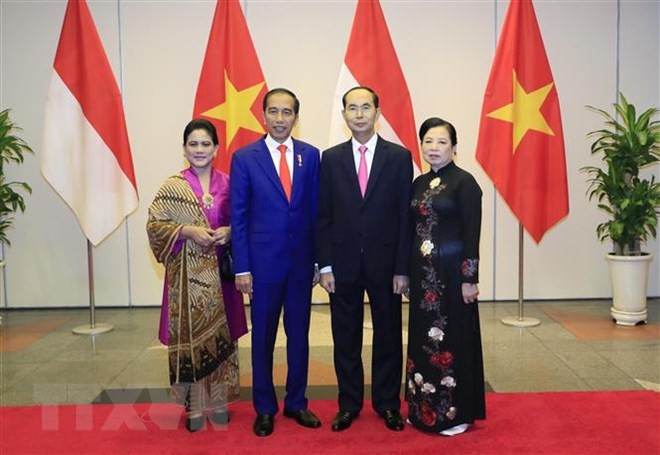 Chủ tịch nước Trần Đại Quang và Phu nhân đón Tổng thống Indonesia và Phu nhân tới dự buổi chiêu đãi. (Ảnh: Nhan Sáng/TTXVN)