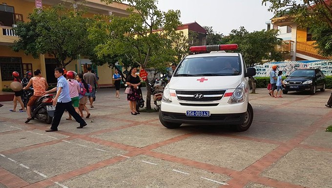 Xe cứu thương đến trường Tiểu học Đinh Tiên Hoàng vận chuyển trẻ đến bệnh viện hôm 5/10.