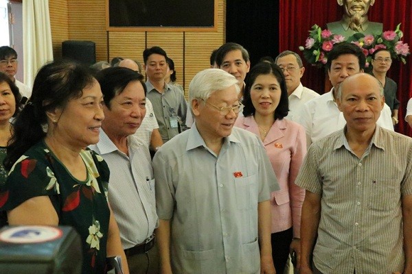 Tổng Bí thư Nguyễn Phú Trọng và các cử tri quận Hoàn Kiếm, Ba Đình. Ảnh: Thùy Linh