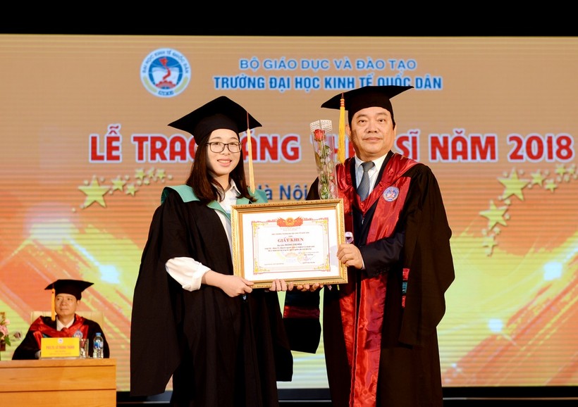 GS.TS Trần Thọ Đạt trao bằng khen cho thạc sĩ có thành tích xuất sắc